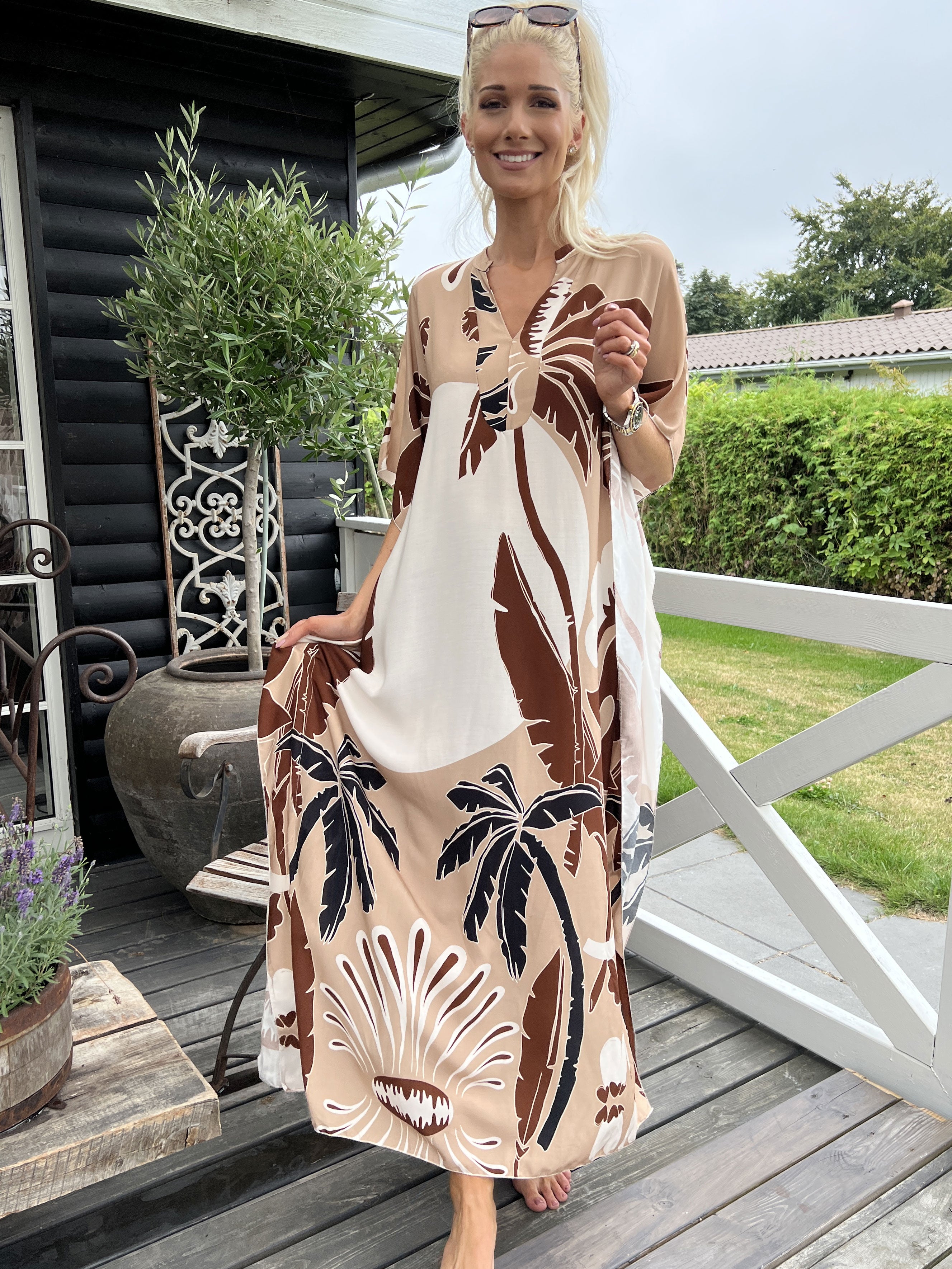 Ilya - Lang løs kjole med stort bladmønster